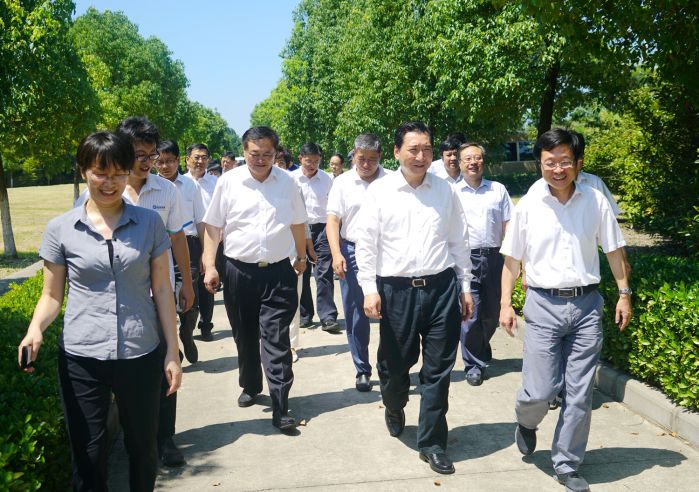                        7月18日清早，三峽集團(tuán)黨組書記、董事長盧純一行從北京赴安徽蕪湖，調(diào)研蕪湖市長江大保護(hù)先行先試工作。中午，盧純一行剛一抵達(dá)蕪湖，就頂著烈日、冒著酷暑，先后到蕪湖市朱家橋污水處理廠、弋江站主溝、龍窩湖親水平臺(tái)等地進(jìn)行實(shí)地考察