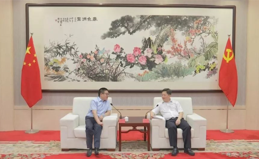                        7月25日，廣東省汕頭市委書記方利旭接見了上海電氣集團(tuán)股份有限公司副總裁、風(fēng)電集團(tuán)總裁金孝龍一行。雙方就進(jìn)一步深化海上風(fēng)電合作進(jìn)行了會(huì)談