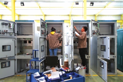 　　7月24日，在位于蘭州新區(qū)的甘肅華科電工集團(tuán)有限公司的生產(chǎn)車(chē)間里，隨著各類(lèi)自動(dòng)化生產(chǎn)設(shè)備的不間斷運(yùn)轉(zhuǎn)，首批投產(chǎn)的300多臺(tái)充電樁正在緊鑼密鼓地生產(chǎn)中。這批充電樁完成生產(chǎn)以后，將被運(yùn)往省內(nèi)外多地，成為我省新能源產(chǎn)業(yè)發(fā)展的堅(jiān)強(qiáng)后盾