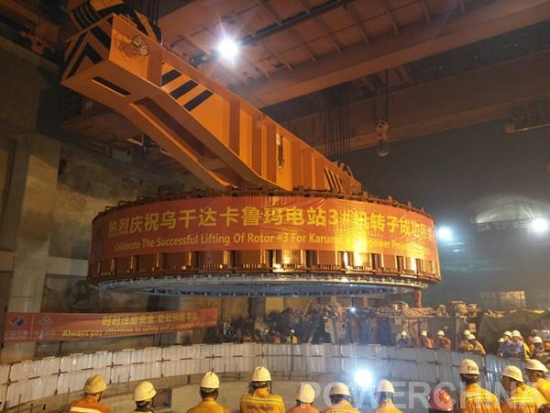 　　近日，乌干达卡鲁玛水电站首台发电机转子一次性吊装成功。发电机转子平稳、精确地穿过机坑，准确到达安装位置，整个过程历时近5个小时，为3号水轮发电机组年底成功发电奠定了良好的基础