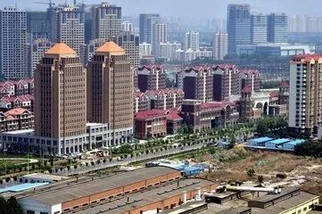 原標(biāo)題：綠色能源——中國投資新標(biāo)地            許江風(fēng) 改革開放40年來，中國經(jīng)濟(jì)的高速發(fā)展離不開基礎(chǔ)設(shè)施大規(guī)模投資的拉動(dòng)。投資作為投資、消費(fèi)、出口經(jīng)濟(jì)發(fā)展三駕馬車之首，對(duì)中國經(jīng)濟(jì)的發(fā)展具有重大影響