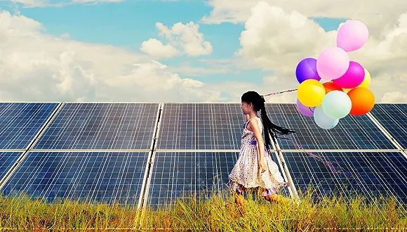 原標(biāo)題：今年上半年分布式光伏新增裝機(jī)首超集中式            中國光伏行業(yè)協(xié)會(huì)按照目前發(fā)展態(tài)勢(shì)測(cè)算，2018年硅片、電池、組件環(huán)節(jié)平均產(chǎn)能利用率有可能下滑至66.5％、57.8％和47.6％。  在中國光伏行業(yè)十幾年的發(fā)展史中，分布式光伏的新增裝機(jī)規(guī)模首次超越集中式光伏