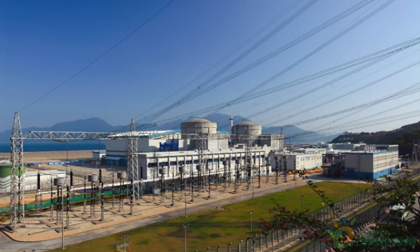 
                    　　日10時50分，隨著廣西防城港核電1號機(jī)組升至滿功率，中國廣核集團(tuán)（以下簡稱“中廣核”）21臺在運(yùn)核電機(jī)組首次實(shí)現(xiàn)全部機(jī)組同時滿功率運(yùn)行！這是繼今年6月30日遼寧紅沿河核電站首次實(shí)現(xiàn)四臺機(jī)組滿發(fā)后，我國核電行業(yè)貫徹落實(shí)習(xí)近平總書記生態(tài)文明思想的又一個新成果，也是各級政府為落實(shí)中央鼓勵清潔能源發(fā)電精神，將核電納入清潔能源管理所取得的良好成果。



今年5月，習(xí)近平總書記在全國生態(tài)環(huán)境保護(hù)大會上強(qiáng)調(diào)：要全面推動綠色發(fā)展，調(diào)整經(jīng)濟(jì)結(jié)構(gòu)和能源