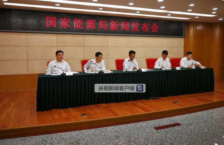 原標(biāo)題：上半年能源消費(fèi)持續(xù)回暖 電力增速提高3.1個(gè)百分點(diǎn)             央視網(wǎng)消息：國(guó)家能源局今天舉行新聞發(fā)布會(huì)，發(fā)布了上半年我國(guó)能源發(fā)展形勢(shì)，上半年，經(jīng)濟(jì)運(yùn)行延續(xù)穩(wěn)中向好態(tài)勢(shì)，疊加天氣因素，全國(guó)能源消費(fèi)持續(xù)回暖。 最新數(shù)據(jù)表明，上半年，煤炭消費(fèi)穩(wěn)中有升，同比增長(zhǎng)3.1%左右