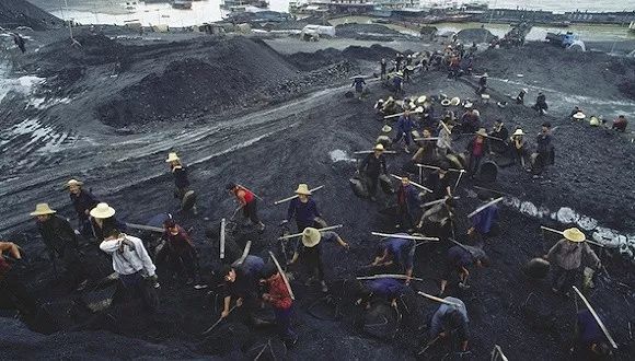 原標(biāo)題：國(guó)家能源局：上半年火電企業(yè)虧損接近一半            上半年能源消費(fèi)較快增長(zhǎng)，二季度以來(lái)，煤炭、電力和天然氣消費(fèi)淡季不淡特征明顯。  高煤價(jià)在繼續(xù)拖累火電企業(yè)的業(yè)績(jī)
