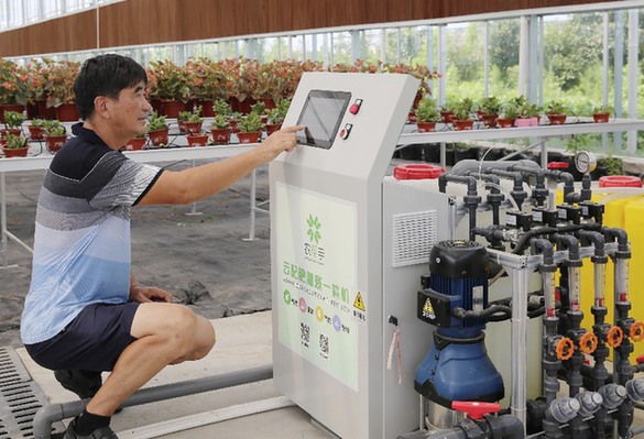 

　　7月30日，在江苏省海安市雅周镇雨研科技智慧农业示范园，工作人员检查云配肥灌溉一体机运行情况。
　　近年来，江苏南通海安市将自动滴灌、远程数据采集、智能电力温控、农机一体化等技术应用于现代农业园、田园综合体建设，推动农业种植现代化、智能化发展，进一步助力乡村振兴