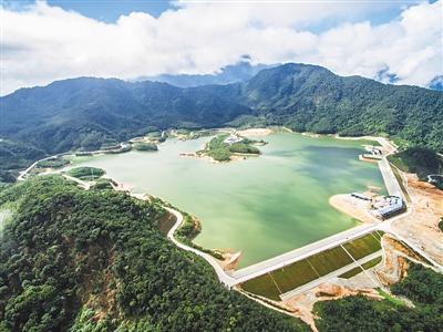 
	中國儲能網訊：本報營根7月30日電 (記者邵長春 陳雪怡 通訊員宋超)29日凌晨，由南方電網公司投資開發(fā)建設的海南瓊中抽水蓄能電站(以下簡稱“海蓄電站”)最后一臺機組投入商業(yè)運行，標志著海南島第一座抽水蓄能電站全面投產發(fā)電。


	



	7月30日，海南瓊中抽水蓄能電站最后一臺機組投入商業(yè)運行