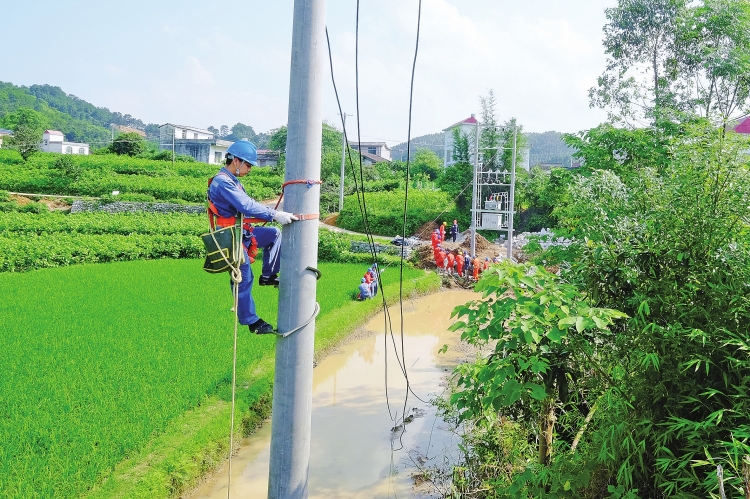 
　　近年來，黃冕鎮(zhèn)溝村的村民通過養(yǎng)蠶致富，家用電器不斷增加，用電需求劇增。圖為柳州鹿寨供電局對黃冕鎮(zhèn)溝村公用變壓器進行改造