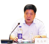 
	中國儲能網(wǎng)訊：近年來，我國動力電池取得了長足發(fā)展，隨著全球汽車企業(yè)戰(zhàn)略轉(zhuǎn)型到來，電動汽車也被各大車企高度重視，這對我國電動汽車產(chǎn)業(yè)既是機遇也是挑戰(zhàn)，也為我國動力電池產(chǎn)業(yè)開啟了發(fā)展提升的機遇大門。不過，如何在新一輪競爭中占據(jù)有利地位，誕生更多的優(yōu)勢集團(tuán)企業(yè)，突破產(chǎn)業(yè)鏈核心薄弱環(huán)節(jié)，實現(xiàn)跨越式的提質(zhì)突破？7月19日，在中國新能源汽車動力電池產(chǎn)業(yè)發(fā)展報告（2018）發(fā)布暨產(chǎn)業(yè)發(fā)展研討會上，中國汽車技術(shù)研究中心有限公司副總經(jīng)理吳志新提出了三點建議