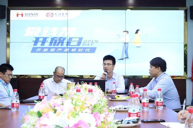 原標(biāo)題：愛錢幫平臺問題：陸復(fù)斌、張培峰唱雙簧？            《中國經(jīng)營報》記者獲悉，剛剛匆匆宣布退出愛錢幫的百度前副總裁陸復(fù)斌已于7月24日晚回京，并在25日前往經(jīng)偵配合調(diào)查。據(jù)知情人士透露，陸復(fù)斌27日會以直播方式與愛錢幫投資人見面 
