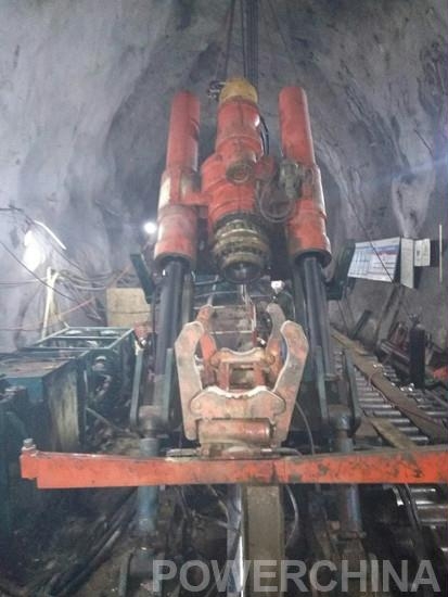 　　7月27日，由水电三局基础建筑分局承建的丰宁抽水蓄能电站项目部高压管道3号下斜井导井顺利贯通，标志着3号下斜井施工中最重要的节点任务圆满完成。 　　项目部在3号下斜井反井钻导井施工时总结6号、2号、5号下斜井定向钻加反井钻导井施工经验，进一步创新施工方式，针对目前斜井反井先导孔施工方法存在的不足，采用反井钻机加随钻测斜仪代替定向钻机进行导孔施工，该工艺相对于定向钻机导孔施工，反井钻机反拉扩孔施工工艺有很大优越性：施工周期、施工成本大有缩减