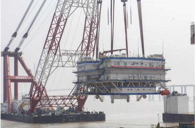 　　7月29日，振華重工海工平臺事業(yè)部為三峽新能源鹽城大豐300MW海上風(fēng)電項(xiàng)目建造的海上升壓站完成裝船吊裝工作，將于近日運(yùn)輸至海上進(jìn)行吊裝安裝工作。

　　三峽大豐海上升壓站上部模塊平臺含設(shè)備總重約2980噸，其中鋼結(jié)構(gòu)重約1988噸；采用四層甲板布置，單層甲板平面尺寸為42.80米×37.75米，總高18.8米