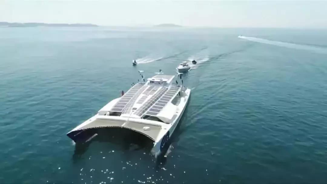 　　這艘名為“能源觀察者”(Energy Observer)的自動飛船主要由氫驅動，目前正在日本汽車制造商豐田公司的贊助下進行為期6年的世界巡回賽?！　〕藲?，飛船還使用太陽能、風能和海浪作為動力來源