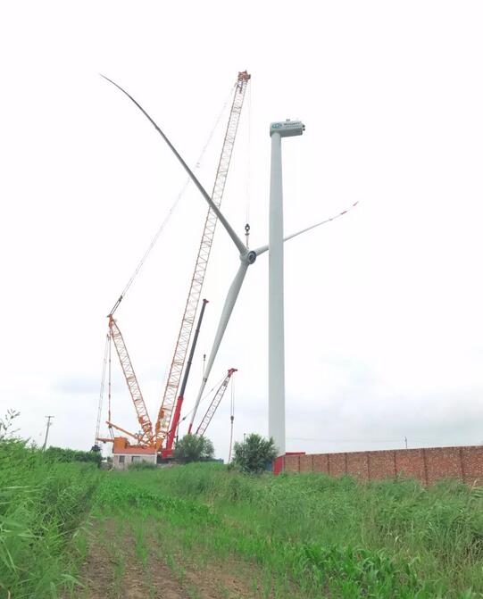                        近日，聯(lián)合動力在UP2000-130風(fēng)電機(jī)組吊裝中首次采用全新單點(diǎn)吊裝方案，實(shí)現(xiàn)吊裝新突破。  該單點(diǎn)吊裝方案采用專用吊具剛性連接輪轂，主吊點(diǎn)、葉輪重心及輔助吊點(diǎn)為三點(diǎn)一線設(shè)計(jì)，與常規(guī)吊裝方式對葉片損傷大、調(diào)整葉輪安裝姿態(tài)難相比，具備六大優(yōu)勢： 載荷傳遞路徑最優(yōu)
