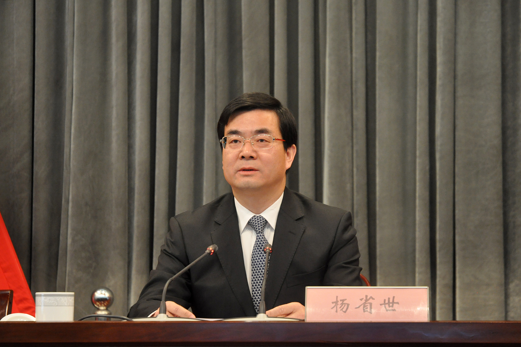 原標(biāo)題：三峽、國電投、華能總會計(jì)師大輪換，這是要查賬搞事情??？！             “兵馬未動(dòng)，糧草先行”，能源央企每次大動(dòng)作之前都會有些不尋常的征兆，比如大幅度的人事調(diào)動(dòng)就被視為央企大動(dòng)作的前兆。 近日，華夏能源網(wǎng)（微信號：hxny100）獲悉，江蘇省十三屆人大常委會第四次會議審議了相關(guān)人事任免案，年初剛剛升任江蘇省財(cái)政廳廳長的楊省世再度履新，他即將前往中國長江三峽集團(tuán)（以下簡稱“三峽集團(tuán)”）擔(dān)任總會計(jì)師，同時(shí)，免去了楊省世省財(cái)政廳廳長職務(wù)