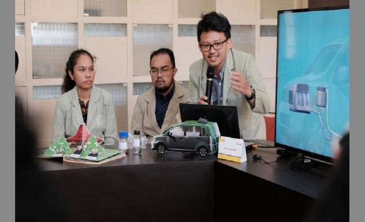 　　據(jù)外媒報(bào)道，印尼卡渣瑪達(dá)大學(xué)（University of Gadjah Mada，UGM）的學(xué)生們?cè)O(shè)計(jì)了一款智能汽車，或能將塑料廢料（plastic waste）轉(zhuǎn)換為低排放燃料。　　據(jù)該大學(xué)發(fā)表的聲明顯示，其化學(xué)工程專業(yè)的學(xué)生們組建了一支智能汽車微藻養(yǎng)殖支持（Microalgae Cultivation Support，MCS）團(tuán)隊(duì)，其隊(duì)長(zhǎng)Herman解釋道，該團(tuán)隊(duì)研發(fā)了一項(xiàng)新技術(shù)，可將塑料廢料轉(zhuǎn)換為液態(tài)燃料，從而降低尾氣排放量