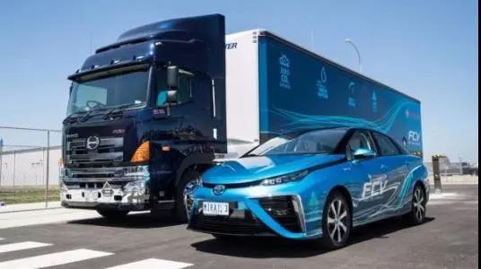 　　豐田汽車公司正在加倍對(duì)氫燃料電池汽車進(jìn)行投資，計(jì)劃設(shè)計(jì)低成本的大眾市場(chǎng)乘用車和運(yùn)動(dòng)型多用途車（SUV），并推動(dòng)這種技術(shù)向公共汽車和卡車等產(chǎn)品發(fā)展以形成規(guī)模經(jīng)濟(jì)?！　∝S田汽車計(jì)劃推出新一代Mirai氫燃料電池汽車