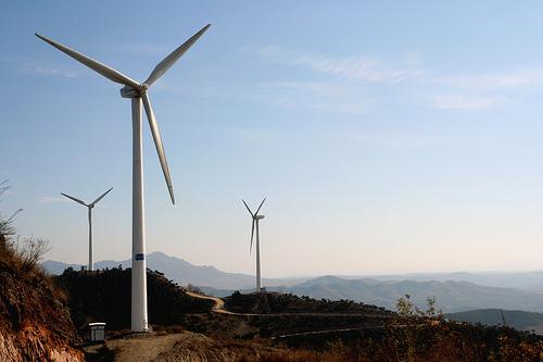                                         
	　　由于受到電力需求增加和風(fēng)電成本下降等一系列驅(qū)動因素影響，預(yù)計(jì)非洲風(fēng)電產(chǎn)業(yè)將飆升，未來十年該行業(yè)將增加30千兆瓦(GW)的新增產(chǎn)能。

	

	　　MAKE咨詢公司的市場分析師Sohaib Malik發(fā)布了一份新報(bào)告，重點(diǎn)關(guān)注非洲風(fēng)電行業(yè)，預(yù)測2018年至2027年之間的產(chǎn)能增加值為30吉瓦