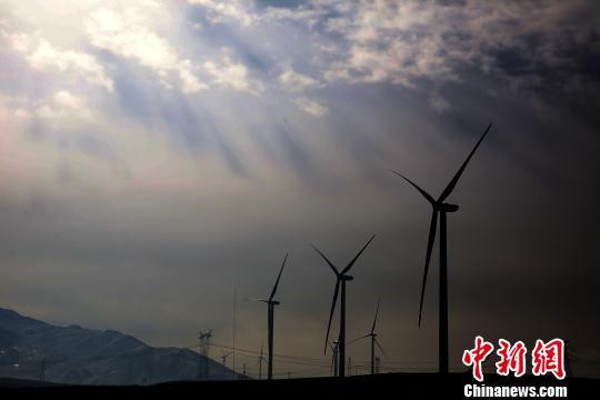 原標題：青海單位GDP能耗累計下降12.27%                            資料圖為青海日月山風力發(fā)電站。 羅云鵬 攝  中新網西寧8月1日電 (記者 羅云鵬)記者1日從青海省經濟和信息化委員會獲悉，過去兩年該省單位GDP能耗累計下降12.27%，節(jié)能降耗成效顯著
