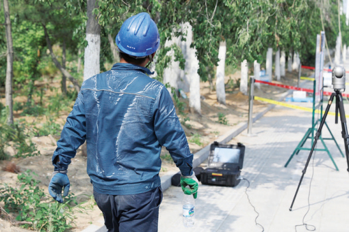 
                        

7月22日，在山東威海雙島灣為客戶緊急架設(shè)配電線路的威海供電公司員工鄒平安，后背上的汗?jié)n被安全帶勒成了Y字形。

7月18日，江西吉安永豐縣供電公司員工在高溫下工作，渾身都被汗水濕透了