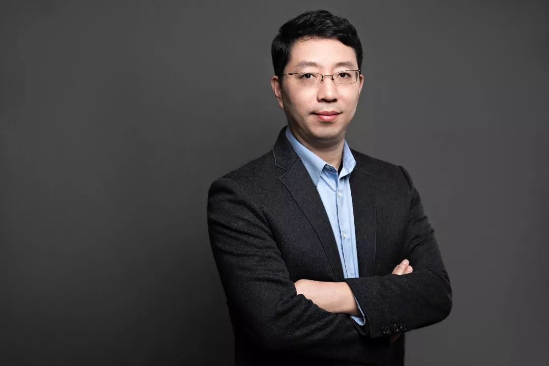 原標題：沃衍資本丁哲波：聚焦工業(yè)科技類企業(yè)投資、回歸本分、為提供“子彈”的人負責            7月流火的上海，在位于南京西路恒基688廣場的辦公室里，證券時報·創(chuàng)業(yè)資本匯記者見到了沃衍資本的管理合伙人丁哲波。比起照片來，他本人的笑容更讓人感到親切