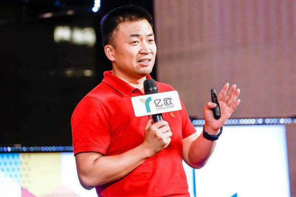 原標題：葉一良：談及未來經濟發(fā)展能源必是焦點，南方記者追訪報道            南方商報記者：老師對現在能源市場怎么看，以石油煤炭為代表的“老一派”還能否維持強勁走勢 葉一良：2018年能源市場的供需解構很穩(wěn)，石油在目前仍是能源產業(yè)“老大哥”，整個2018年上半年，總體供應收緊，受益于歐派克減產協(xié)議的達成，油價內在推動力增強，而且美國對伊朗委內瑞拉的石油制裁致使全球原油供應收緊。2018年下半年要注意石油的兩大敵人，第一是老對手頁巖油，在油價復蘇的階段，美加頁巖油得以復蘇，尤其是在油價重新打穿55.
