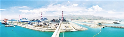                                                 永新电厂全景 李华钧/摄                        　　　　由中国能源建设集团有限公司旗下的广东省电力设计研究院有限公司和广东火电工程有限公司联合总承包建设的越南永新燃煤电厂—期2台62万千瓦工程(以下简称“永新—期项目”)1号机组7月26日正式投人商业运营。　　永新—期项目是中越两国领导人见证签署的合作项目，是中越经贸合作五年发展规划和陆上基础设施合作五年规划的重点产能合作项目，也是践行“