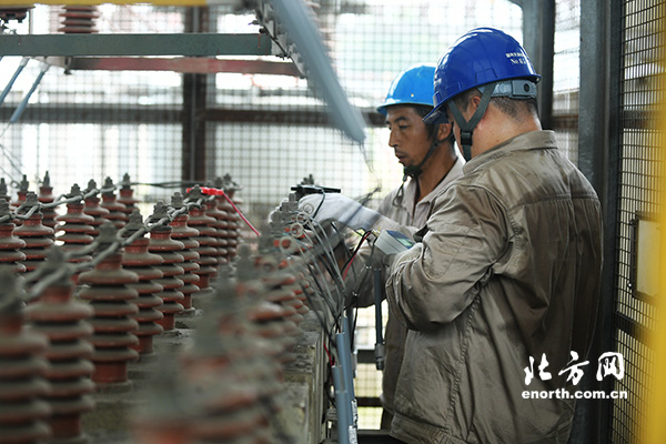 
電力員工積極應(yīng)對保供電
　　8月1日，天津電網(wǎng)發(fā)受電負(fù)荷達(dá)到1529.7萬千瓦，超過去年1515萬千瓦歷史最大負(fù)荷，創(chuàng)歷史新高。天津各電力部門積極應(yīng)對，確保天津地區(qū)安全供電和全市人民可靠用電