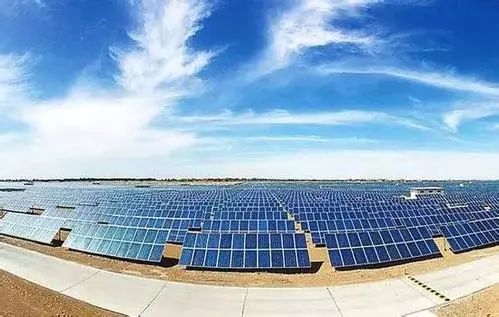 　　青海電網(wǎng)在今年6月20日至28日策劃開展了“綠電9日”，期間實(shí)現(xiàn)了“青海省內(nèi)全部使用清潔能源供電”，創(chuàng)下了全清潔能源供電的世界紀(jì)錄。這一新聞事件雖然已過(guò)去了1個(gè)月，但關(guān)于“綠電9日”的爭(zhēng)論卻未停止