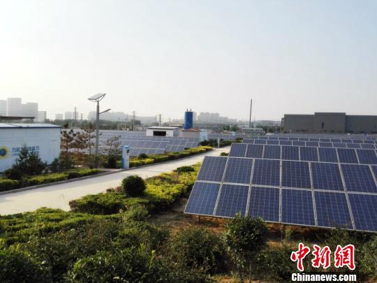 　　圍繞風(fēng)電站、太陽能發(fā)電站、核電站、抽水蓄能電站等新能源項(xiàng)目建設(shè)，農(nóng)行山東省分行加大“綠色”信貸投放力度，助力山東新能源產(chǎn)業(yè)發(fā)展。截至2018年6月，該行綠色能源發(fā)電項(xiàng)目貸款達(dá)到154億元(人民幣，下同)