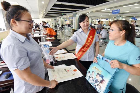 
　　“手机扫一扫，市长帮你跑”“千干扶千企”“华佗医院”……近日，记者在安徽蚌埠市走访发现，针对困扰企业和百姓的痛点、难点、阻点问题，该市不断创新服务手段，为企业发展出实招、办实事、解难题，推动政策、资金、技术等要素向实体经济汇聚。持续优化的营商环境，助力实体经济“跑”出一波创新加速度