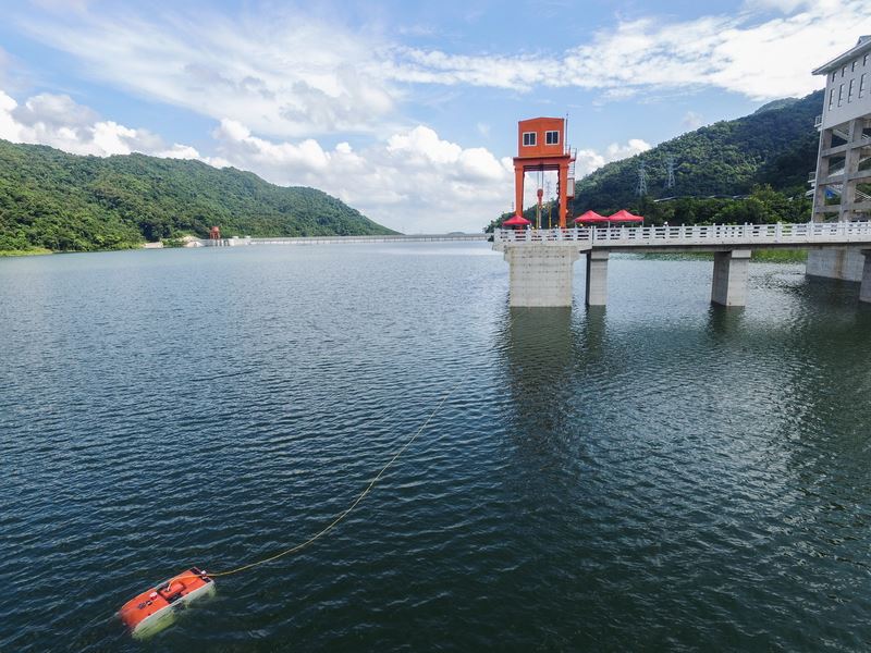 　　【中國儀表網(wǎng) 儀表下游】日前，南方電網(wǎng)調(diào)峰調(diào)頻發(fā)電有限公司首個(gè)水下機(jī)器人項(xiàng)目完成最終驗(yàn)收，該水下機(jī)器人是國內(nèi)首個(gè)能在水下隧洞遠(yuǎn)距離航行檢測的機(jī)器人，可排查水工設(shè)施安全隱患，為后續(xù)水下作業(yè)提供支撐，大大降低了電廠安全檢查成本，保障了電網(wǎng)的安全可靠運(yùn)行。  水下機(jī)器人 　　水電站隧洞檢測一直以來都是業(yè)界難題，通過排水的方法對其進(jìn)行人工檢測，不僅效率低下還存在較大的安全風(fēng)險(xiǎn)，同時(shí)由于機(jī)組停運(yùn)，嚴(yán)重影響電站經(jīng)濟(jì)效益