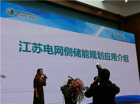 　　“江蘇電網(wǎng)傳統(tǒng)火電占比較高，全社會最高用電負(fù)荷和用電量這幾年持續(xù)增長。剛剛過去的2018年7月，電力負(fù)荷再次破億，整個電網(wǎng)發(fā)展趨勢非常迅猛