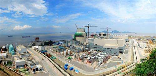 
                    

6月30日，我國首個(gè)采用AP1000技術(shù)的核電站——浙江三門核電站1號機(jī)組正式并網(wǎng)發(fā)電，拉開了我國在建4臺AP1000核電機(jī)組的投產(chǎn)大幕。AP1000是當(dāng)今世界主流三代核電技術(shù)之一，較二代堆型有革命性的技術(shù)改進(jìn)，但從2007年引入國內(nèi)算起到今年首堆并網(wǎng)發(fā)電，AP1000在中國的“落地生根”歷時(shí)十年之久，嚴(yán)重滯后于計(jì)劃進(jìn)度——期間因?qū)沂茉O(shè)備研制滯后等問題困擾，三門核電1號機(jī)組建設(shè)期超過九年，