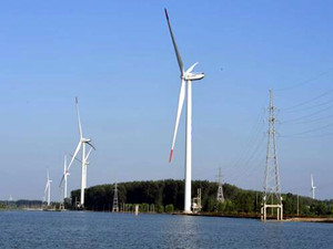 
	
                    
	【电缆网讯】由中国华电集团投资建设的天长市高邮湖48兆瓦湖面风电项目是安徽省首个标准的湖面风电场，该风电场于首批6台风机于2012年2月18日并网发电，全部36台风机在当年8月5日并网运行。

	

	截止8月6日零点，该湖面风电场稳定运行六周年，已向国家电网累计输送绿色电量约为40.61亿千瓦时，节约标煤107.92万吨，减排二氧化碳265.1万吨，所发电量国家电网实现全额消纳