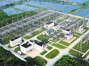 
	
                    
	【电缆网讯】8月6日下午，随着1号主变合闸冲击完毕，国网邵阳供电公司第一座110千伏二次设备预制舱型变电站——竹市110千伏智能变电站顺利投产送电，这对邵阳智能电网建设起到重要的引领示范作用。

	

	邵阳供电公司相关工作人员介绍，传统变电站建设存在占地面积大、施工量大、建设周期长等问题，智能变电站模块化建设工期短、成本低，既节约继电保护室的占地面积，又减少设计、现场二次接线、调试工作量……据统计数据显
