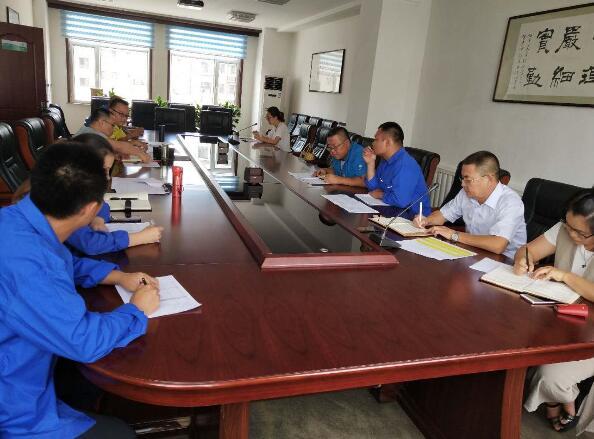  　　8月3日，烏海電業(yè)局農(nóng)電處召開線損分析會(huì)，會(huì)議由分管營(yíng)銷工作的盛佳副處長(zhǎng)主持，該處營(yíng)銷部部長(zhǎng)、線損專責(zé)、各農(nóng)電所所長(zhǎng)、抄表員及核算員參加會(huì)議?！　?huì)上，該處營(yíng)銷部部長(zhǎng)針對(duì)綜合線損及低壓線損指標(biāo)完成情況、存在的問題及下一步線損管理工作安排做了匯報(bào)