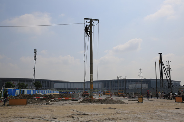 
	
                    
	【电缆网讯】从国网上海市电力公司获悉，进口博览会周边架空线入地工程共涉及闵行、青浦两区的14条道路，目前已有4条完成施工，其余10条道路均处于电缆排管敷设阶段。

	

	架空线入地施工现场

	徐民路架空线入地项目西起华徐公路，东至诸光路，全长2.315公里，涉及拆除杆变4台，电杆108根，电力架空线11公里