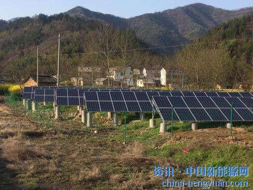                                                                                                                                                                     
	　　8月3日，記者從省扶貧移民局了解到，《四川省村級光伏扶貧電站收益分配管理實施辦法》近日印發(fā)，明確村級光伏扶貧電站資產(chǎn)確權(quán)給村集體所有，聯(lián)村光伏扶貧電站資產(chǎn)按比例確權(quán)至各村集體