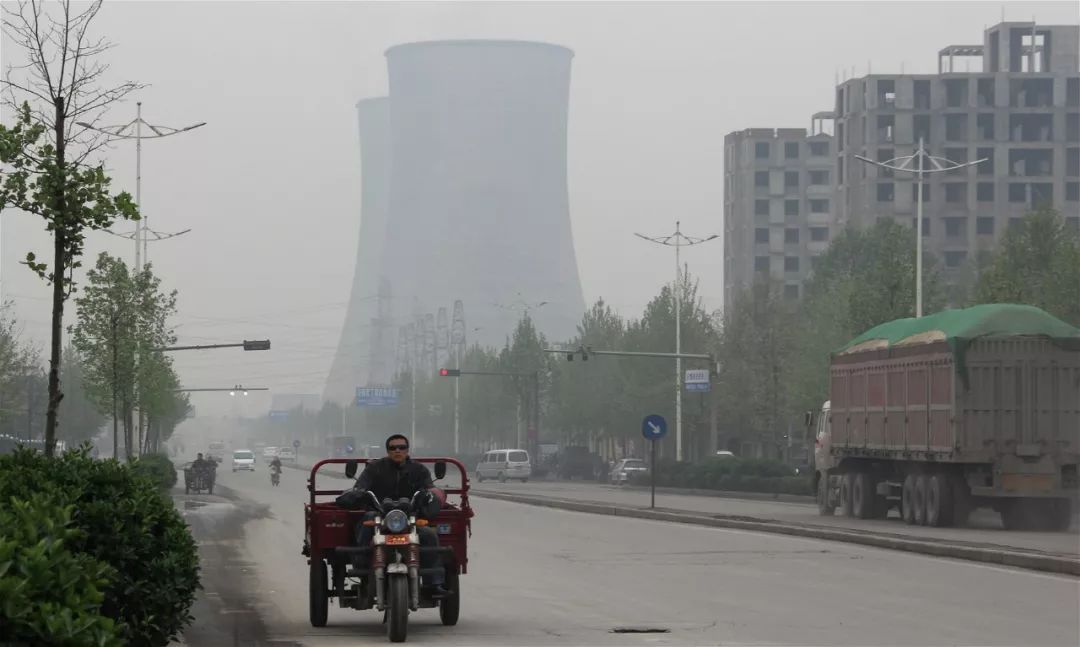原標題：卷土重來or需求反彈？煤電去產(chǎn)能的定與不定            中國煤電去產(chǎn)能進程最近似正在扭轉(zhuǎn)方向，一些曾被叫停的煤電廠復(fù)工建設(shè)，專家呼吁保持政策定力。  圖片來源：V.T. Polywoda 工地變成了冒著白煙的煤電廠，圓形的地基上長出了高高的冷卻塔……關(guān)注煤炭問題的民間智庫CoalSwarm在衛(wèi)星照片上發(fā)現(xiàn)，不少曾經(jīng)被政府叫停的中國煤電廠工地已在過去一年里悄然復(fù)工