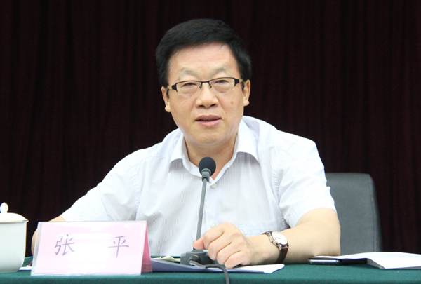 原標(biāo)題：山西原副省長張平：貪腐和煤老板是黑金時(shí)代的產(chǎn)物，反腐是救人             山西——這個(gè)傳奇的三晉之地，不僅是華夏文明的搖籃，也因?yàn)樵杏隽酥T多名人志士而揚(yáng)名于天下。然而，近些年，這個(gè)中國煤炭能源主產(chǎn)地，卻因?yàn)槊豪习濉⑺菔椒锤劽珖? onError=