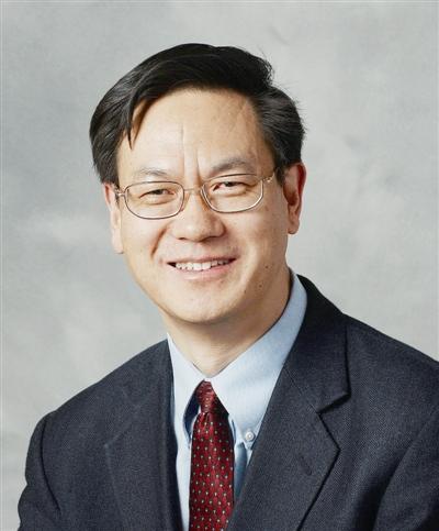 
	中國儲(chǔ)能網(wǎng)訊：納米和能源有什么關(guān)聯(lián)？納米技術(shù)可能帶動(dòng)能源新的革命？十一屆埃尼“前沿能源獎(jiǎng)”對(duì)納米發(fā)電機(jī)應(yīng)用于新時(shí)代能源的前景給予充分肯定，并將該獎(jiǎng)授予中國科學(xué)院外籍院士、歐洲科學(xué)院院士、中國科學(xué)院北京納米能源與系統(tǒng)研究所所長王中林，這也是對(duì)其“納米發(fā)電機(jī)之父”地位的認(rèn)可。


	 


	埃尼獎(jiǎng)（Eni Award）被譽(yù)為世界能源領(lǐng)域的“諾貝爾獎(jiǎng)”， 與計(jì)算機(jī)界圖靈獎(jiǎng)、數(shù)學(xué)界的菲爾茲獎(jiǎng)及沃爾夫獎(jiǎng)等并稱為各自領(lǐng)域的最高獎(jiǎng)項(xiàng)