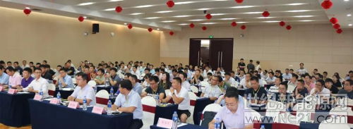  

 
8月3日，由中國化學(xué)與物理電源行業(yè)協(xié)會儲能應(yīng)用分會、無錫新能源商會、分布式3.0精英企業(yè)聯(lián)盟指導(dǎo)，古瑞瓦特與隆基樂葉光伏科技有限公司（以下簡稱“隆基樂葉”）主辦的光伏群英匯在江蘇無錫隆重舉行。
 
本次群英匯以“砥礪前行，破局轉(zhuǎn)型”為主題，中國化學(xué)與物理電源行業(yè)協(xié)會儲能應(yīng)用分會秘書長劉勇、上海允能新能源科技有限公司總經(jīng)理朱志立、淘光伏學(xué)院院長張正學(xué)、隆基樂葉高級產(chǎn)品經(jīng)理黃俊哲等眾多業(yè)界大咖在大會上做了深度分享，并與20