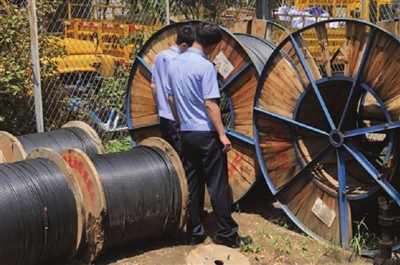 
	
                    
	【电缆网讯】2018年6月5日，沈阳市公安局铁西分局接到位于铁西区滑翔路的一家工程公司报案称，6月3日中午12时30分至12时50分，该公司院内两盘光缆线被盗，价值10万元。

	

	接到警情后，铁西分局立即成立专案组开展侦破工作