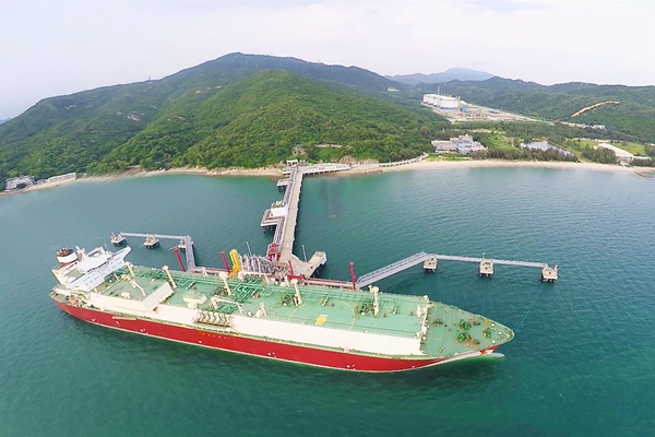  深圳LNG接收站接卸首船LNG　　經(jīng)濟日報-中國經(jīng)濟網(wǎng)8月7日訊 記者從中國海洋石油集團有限公司獲悉，近日，來自卡塔爾的9.39萬噸LNG（液化天然氣）從運輸船緩緩注入儲罐，中國海油第九座LNG接收站――深圳LNG正式投產(chǎn)。這是我國實施天然氣產(chǎn)供儲銷體系建設(shè)以來投產(chǎn)的首個LNG接收站，將進一步保障我國清潔能源供應，優(yōu)化能源消費結(jié)構(gòu)和推動天然氣基礎(chǔ)設(shè)施互聯(lián)互通