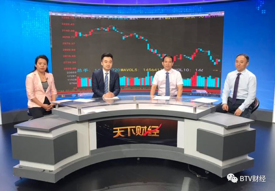 原標題：《天下財經(jīng)》石油燃氣股大漲 我們是否該搭“這班車”？            今天來到演播室的嘉賓是：張翠霞、胡云龍、宋振宇。  收盤播報 為了便于您的收看，《天下財經(jīng)》首播時間調(diào)整到每個交易日的20:05—20:55在財經(jīng)頻道播出