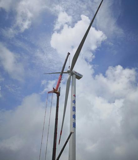 
	
                    
	【电缆网讯】8月4日，由新能源公司投资建设的广西贺州大桂山（40MW）风电场工程首台风电机组吊装完成，标志着项目进入机电设备安装阶段。

	

	该风电场工程规划建设20台2MW风机和110KV升压站一座，其中风机塔筒采用90m高，14台风机叶片采用直径121m，6台采用115m