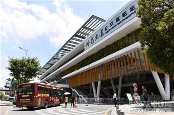 

佛山岭南大道公交车枢纽站。

根据《广东省近零碳排放区示范工程实施方案》，今年，我省将选择若干个有代表性的城镇、新区、行业、社区、园区和企事业单位，组织开展示范工程项目建设