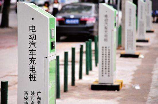 　　摘要：截止2017年12月，中國公共充電樁保有數(shù)量21.4萬個，比2016年凈增約7萬個，月均新增約6000個，私人充電樁數(shù)量23.2萬個。公共充電樁和私人充電樁總量超過44萬個，車樁比低于4:1
