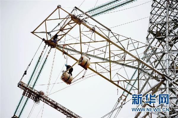  　　8月7日，國家電網(wǎng)陜西省電力公司的工作人員在陜北風(fēng)電基地750千伏集中送出工程定（邊）靖（邊）—榆（林）橫（山）段進(jìn)行架線作業(yè)。 近日，陜西投資規(guī)模最大、涉及面最廣的輸變電工程——陜北風(fēng)電基地750千伏集中送出工程開始進(jìn)行架線施工作業(yè)